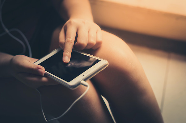 포토 JPG 해외이미지 라이프스타일 음악 인터넷 비즈니스 통신 아침 모바일 추상 휴식 취미 사람없음 스마트폰 유행 디지털 스크린 듣기 터치 업무 네트워크 서핑 이메일 어플리케이션 연결 왼쪽 무선전화기 스마트 읽기 전자 주말 멀티미디어 전자상거래 단절 소셜 소셜네트워크 필터 스타일 효과 해외202004 해외포토 주간 컨셉 무늬 모션 문화예술 생활 핸드폰 스마트기기 수상스포츠 작업 방향 전화기 파일형식