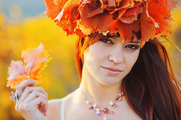 포토 JPG 해외이미지 라이프스타일 계절 여자 얼굴 포즈 잎 자연 건강 한명 사람 야외 빨간색 청춘 컬러풀 화환 침묵 활발 가을 신선 피부 만족 긍정 내추럴 해외202004 관능적 해외포토 식물 1 꽃 감정 컬러 컨셉 생활 신체부위 소리 생태계 파일형식