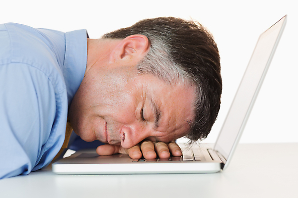 포토 JPG 해외이미지 백인 남자 중년 50대 셔츠 넥타이 휴식 실내 피곤 한명 사람 앉기 정장 노트북 컴퓨터 잠 직장인 비즈니스맨 책상 흰배경 낮잠 업무과다 심각 카피스페이스 해외202004 해외포토 서양인 직업 1 잡화 옷 가구 백그라운드 컨셉 상의 비즈니스 모션 성인 내부 전자제품 공백 흰색 업무 파일형식