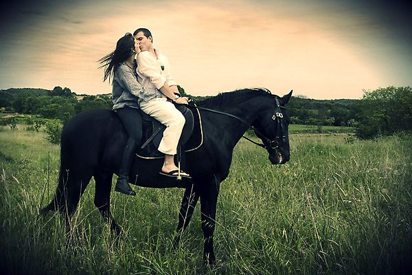포토 JPG 해외이미지 동물 커플 행복 2 밭 자연 키스 미소 초원 야외 두명 10대 반려동물 검은색 수확 굴레 효과 해외202004 해외포토 감정 컬러 농업 관계 청소년 표정 사람 애정표현 생태계 파일형식