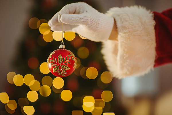 포토 JPG 해외이미지 백인 라이프스타일 노년 남자 크리스마스 거실 가정 아파트 주택 선물 한명 장식 크리스마스트리 산타클로스 축제 장식볼 축하 잡기 벽난로 전나무 크리스마스이브 노인남자한명만 해외202004 해외포토 서양인 나무 1 기념일 컨셉 모션 사람 성인 건물 생활 남자한명만 노인남자만 파일형식