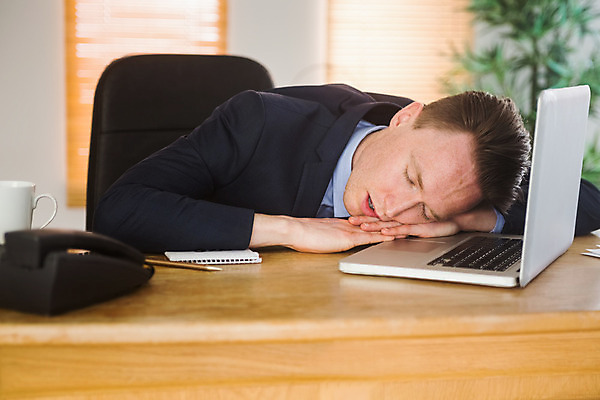 포토 JPG 해외이미지 백인 직업 남자 비즈니스 휴식 실내 피곤 한명 사람 앉기 20대 노트북 컴퓨터 사무실 잠 비즈니스맨 낮잠 업무과다 해외202004 해외포토 서양인 1 컨셉 모션 청년 내부 전자제품 업무 직장인 파일형식