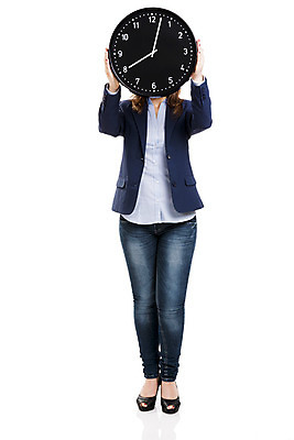 포토 JPG 해외이미지 백인 시계 백그라운드 컨셉 비즈니스 갈색머리 한명 서기 사람 일상 30대 사무실 흰색 잡기 시간 업무 작업 비즈니스우먼 바쁨 마감 해외202004 해외포토 서양인 1 헤어스타일 여자 컬러 모션 라이프 장년 직장인 파일형식