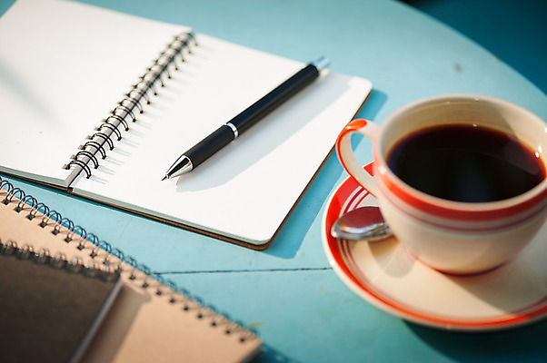 포토 JPG 해외이미지 라이프스타일 종이 커피 음료 백그라운드 탁자 휴식 아이디어 사람없음 컵 펜 다이어리 공책 카페 해외202004 해외포토 식기 가구 컨셉 문구용품 생활 필기구 상점 사무용품 파일형식