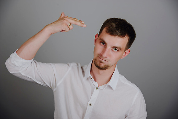 포토 JPG 해외이미지 백인 1 라이프스타일 손 응시 남자 감정 무기 얼굴 포즈 백그라운드 셔츠 오렌지 비즈니스 손가락 수염 한명 서기 사람 동양인 성인 빨간색 머리 총 흰색 가리킴 표현 비즈니스맨 시원함 발사 불안 고립 부정적 해외202004 해외포토 서양인 시선 컬러 상의 과일 모션 인종 손짓 생활 신체부위 직장인 파일형식