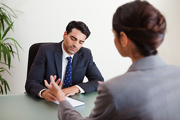 포토 JPG 해외이미지 여자 남자 앉기 손짓 상반신 20대 성인 두명 30대 사무실 기록 비즈니스맨 비즈니스우먼 면접 성인만 해외202004 해외포토 비즈니스 모션 사람 청년 장년 직장인 파일형식