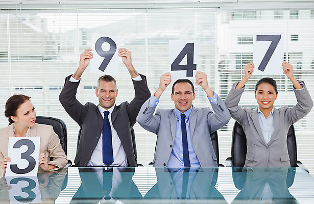 포토 JPG 해외이미지 백인 응시 여자 남자 실내 들기 앉기 동양인 여러명 상반신 20대 성인 30대 사무실 숫자 잡기 비즈니스맨 비즈니스우먼 찡그림 직원 면접 점수 해외202004 해외포토 서양인 문자 시선 다수 비즈니스 모션 표정 사람 인종 청년 내부 장년 직장인 파일형식