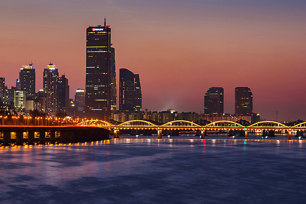 포토 JPG 해외이미지 아시아 여행 비즈니스 건축양식 교통시설 하늘 산 서울 한국 안테나 동양인 풍경 사람없음 건물 빛 강 도시풍경 탑 어둠 황혼 일몰 새벽 기차 도시 센터 도심 전철 야간 저녁 장면 지역 대도시 스카이라인 남쪽 해외202004 해외포토 자연요소 건축물 건축 나라 육상교통 교통 통신 대중교통 인종 노을 방향 시설 파일형식