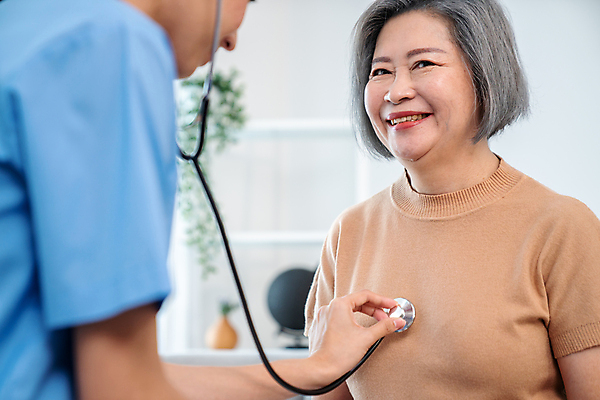 포토 JPG 해외이미지 여자 노년 행복 할머니 화초 청진기 선반 병원 동양인 상반신 성인 두명 앞모습 건강관리 환자 간호사 측정 여자만 해외202309 해외포토 식물 감정 뷰포인트 가구 의학 의료기기 건강 관리 사람 인종 의료진 파일형식