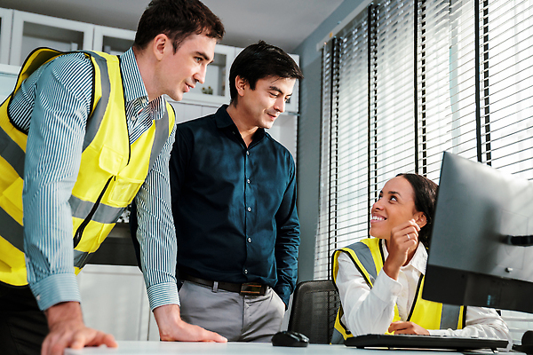 포토 JPG 해외이미지 여자 남자 창문 회의 협력 책장 상반신 성인 옆모습 세명 사무실 모니터 블라인드 직장인 엔지니어 책상 안전조끼 성인만 해외202309 해외포토 직업 뷰포인트 가구 비즈니스 사람 컴퓨터 커튼 기술자 파일형식