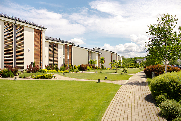 포토 JPG 해외이미지 식물 라이프스타일 디자인 외관 컬러 건축양식 하늘 새로움 거리 주택 잔디 사람없음 야외 건물 초록색 여름 파란색 컬러풀 뷰티 문 보행로 재산 만족 싱글 시설 장면 커뮤니티 타운 줄서기 해외202309 해외포토 건축물 계절 건축 감정 길 컨셉 모션 생활 금융 도시 파일형식