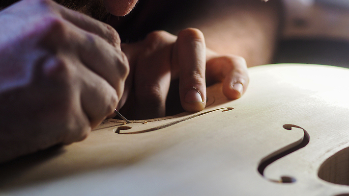 포토 JPG 해외이미지 모양 직업 손 디자인 악기 조각 단풍 곡선 비즈니스 기술 실내 미술 사람 사람없음 목재 뷰티 소리 공구 끈 작업 구멍 칼날 작업실 클래식 칼 상품 낟알 자르기 바이올린 만들기 지역 장인 서명 공예가 다듬기 대칭 비올라 솜씨 커터 핸드메이드 중소기업 해외202309 해외포토 나무 선 음악 컨셉 잎 회사 재료 모션 현악기 문화예술 내부 신체부위 도구 파일형식 찰현악기