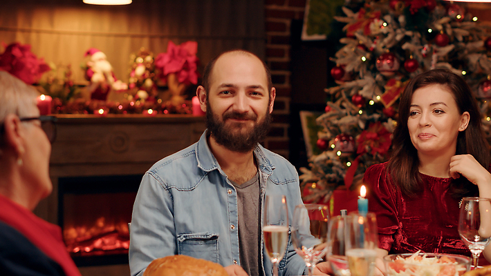 포토 JPG 해외이미지 여자 남자 행복 음식 크리스마스 가족 식탁 조명 함께함 대화 상반신 성인 두명 앞모습 빛 파티 식사 샴페인 연말 성인만 해외202309 해외포토 기념일 감정 뷰포인트 컨셉 관계 탁자 주류 말하기 사람 이벤트 파일형식