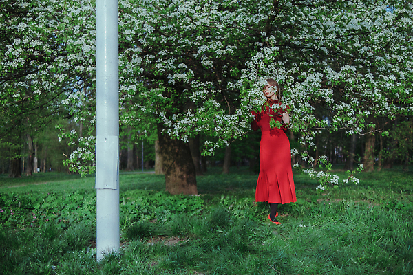 포토 JPG 해외이미지 나무 식물 라이프스타일 긴머리 드레스 공원 여자 꽃 백그라운드 자연 한명 야외 빨간색 초록색 금발 태양 뷰티 맑음 봄 벚꽃 표현 신선 냄새 아로마테라피 우크라이나 펠트 스타일 해외202309 해외포토 자연요소 1 헤어스타일 옷 계절 공공시설 유럽 컬러 날씨 사람 생활 생태계 테라피 파일형식 천_직물