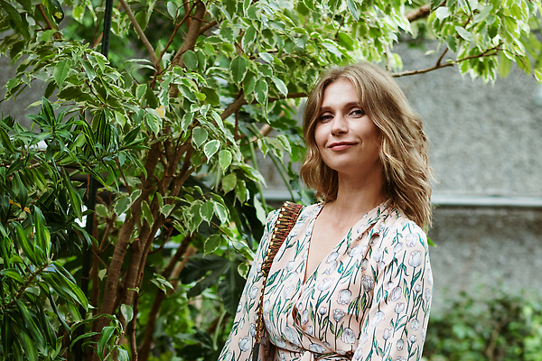 포토 JPG 해외이미지 식물 백인 모델 라이프스타일 긴머리 드레스 계절 여자 행복 얼굴 포즈 잎 장난 자연 한명 서기 웃음 사람 성인 초록색 컬러풀 금발 햇빛 뷰티 유행 정원 봄 낭만 온실 해외202309 해외포토 서양인 1 헤어스타일 옷 감정 컬러 컨셉 모션 표정 생활 신체부위 태양 생태계 파일형식