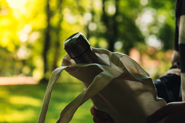 포토 JPG 해외이미지 여자 음료 여행 백그라운드 벤치 가방 자연 건강 사람없음 야외 목재 물 환경 금속 재활용 머그컵 마시기 잡기 컨테이너 친환경 유기농 기후변화 철강 카피스페이스 해외202309 해외포토 자연요소 나무 웰빙 잡화 산업 의자 재료 모션 재질 날씨 사람 컵 공백 변화 생태계 파일형식