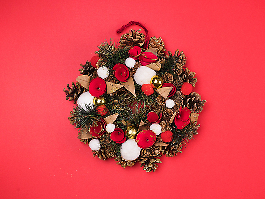 포토 JPG 해외이미지 크리스마스장식 사람없음 빨간색 하이앵글 오브젝트 크리스마스리스 해외202309 해외포토 뷰포인트 컬러 크리스마스 화환 파일형식