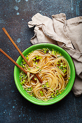 포토 JPG 해외이미지 그릇 백그라운드 젓가락 사람없음 라멘 쪽파 해외포토 식기 수저 면류 파 일본음식 파일형식