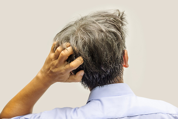 포토 JPG 해외이미지 손 남자 중년 손가락 건조 건강 한명 동양인 성인 뒷모습 머리 회색 백발 흰색 머리빗 닫기 상처 피부 두통 알레르기 나쁜 돌봄 옛날 편두통 해외202309 해외포토 1 헤어스타일 뷰포인트 컬러 모션 사람 인종 신체부위 고통 미용용품 질병 파일형식