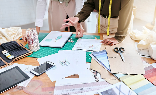 포토 JPG 해외이미지 여자 남자 회사 탁자 회의 손짓 성인 두명 스마트폰 태블릿 하반신 비즈니스맨 비즈니스우먼 계획 패션디자이너 문서 의상디자인 패션산업 성인만 해외포토 디자인 산업 가구 컨셉 비즈니스 모션 사람 전자제품 핸드폰 스마트기기 직장인 디자이너 파일형식