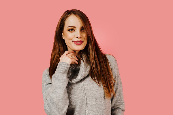 포토 JPG 해외이미지 백인 모델 1 라이프스타일 헤어스타일 손 응시 여자 행복 얼굴 분홍색 백그라운드 갈색머리 건강 한명 미소 사람 성인 치료 뷰티 유행 스파 화장품 흰색 마사지 화려 플라스틱 피부 내추럴 완벽 스타일 해외202309 해외포토 서양인 시선 감정 컬러 컨셉 의학 재질 표정 생활 신체부위 파일형식