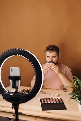 포토 해외이미지 남자 중년 전등 실내 한명 상반신 앞모습 스마트폰 화장 화장용품 방송 화장대 과정 리뷰 소셜네트워크 중년남자한명만 크리에이터 뷰티크리에이터 1인미디어 영상촬영 해외202309 해외포토 직업 1 뷰포인트 가구 컨셉 조명 사람 성인 내부 핸드폰 스마트기기 뷰티 촬영 미용용품 남자한명만 중년남자만 파일형식