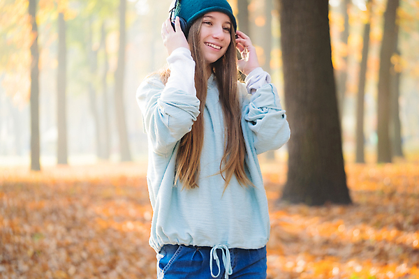 포토 JPG 해외이미지 주간 여자 단풍 낙엽 청소년 한명 웃음 상반신 야외 앞모습 10대 헤드셋 음악감상 십대여자한명만 해외202309 해외포토 자연요소 1 뷰포인트 음향기기 잎 표정 사람 헤드폰 감상 여자한명만 십대여자만 파일형식
