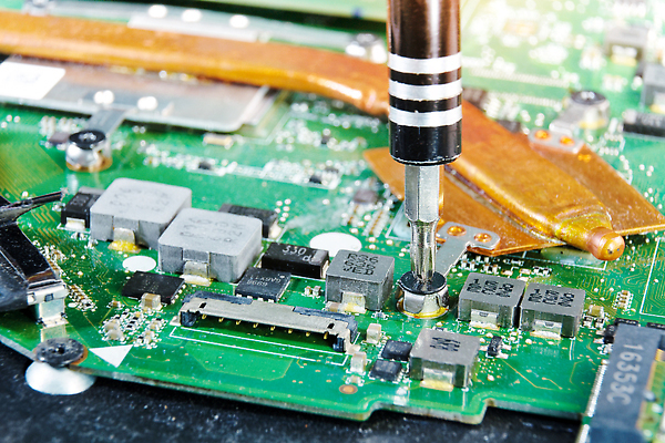 포토 JPG 해외이미지 산업 기술 실내 사람없음 노트북 컴퓨터 금속 장비 가전제품 과학기술 견과류 공구 기술자 수리 순환 잠금 전자 볼트 고정 온도 문제 정비공 점검 냉각기 마더보드 업그레이드 잠금해제 트러블 하드웨어 해외202309 해외포토 직업 모션 재질 내부 전자제품 도구 보안 파일형식