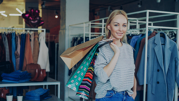 포토 JPG 해외이미지 백인 학생 라이프스타일 응시 옷 여자 행복 포즈 가방 한명 서기 미소 사람 성인 쇼핑 컬러풀 금발 뷰티 세일 상점 청바지 잡기 구매 쇼핑몰 고객 쇼퍼홀릭 혼자 해외202309 해외포토 서양인 1 헤어스타일 시선 잡화 감정 컬러 바지 모션 표정 생활 파일형식