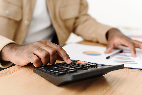 포토 JPG 해외이미지 손 종이 흑인 컨셉 돈 비즈니스 가정 탁자 주택 한명 사람 금융 경제 사무실 검은색 공책 자료 계산기 비즈니스맨 절약 계산 닫기 계획 보고서 문서 투자 문제 이익 영수증 회계 계산서 대출 빚 계좌 세금 수입 예산 비용 해외202309 해외포토 서양인 1 남자 컬러 가구 모션 문구용품 건물 신체부위 장비 직장인 재산 파일형식