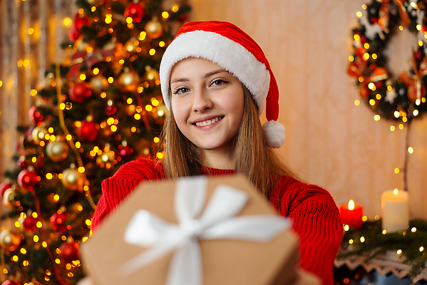 포토 JPG 해외이미지 여자 크리스마스 산타모자 한명 상반신 성인 앞모습 장식 선물상자 크리스마스트리 12월 주기 성인여자한명만 해외202309 해외포토 모자_잡화 1 기념일 뷰포인트 모션 선물 사람 상자 날짜 여자한명만 성인여자만 파일형식