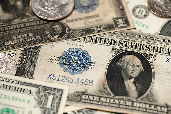 포토 JPG 해외이미지 1 종이 지폐 돈 사람없음 금융 경제 숫자 달러 동전 미국 저축 골동품 역사 시장 재산 황금 은색 주식 충돌 투자 상업 독수리 이익 빚 수입 우울증 위기 증명서 해외202309 해외포토 문자 컬러 북아메리카 비즈니스 조류 질병 파일형식