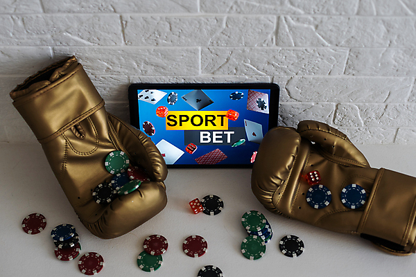 포토 JPG 해외이미지 사람없음 스마트폰 권투글러브 포커칩 도박 오브젝트 해외202309 해외포토 핸드폰 스마트기기 글러브 포커 파일형식