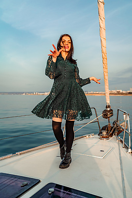 포토 JPG 해외이미지 라이프스타일 여자 행복 바다 여행 요트 자연 휴가 휴식 한명 서기 사람 성인 물 여름 파란색 뷰티 파티 유행 여행객 흰색 화려 보트 고급 크루즈 갑판 수평선 해외202309 해외포토 자연요소 1 계절 감정 컬러 컨셉 배_교통 모션 이벤트 생활 생태계 파일형식