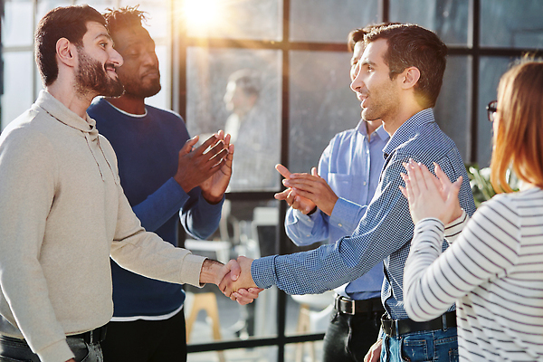 포토 JPG 해외이미지 직업 라이프스타일 교육 남자 행복 비즈니스 사업가 성공 협력 악수 함께함 실내 서기 미소 사람 여러명 인사 작업 비즈니스맨 비즈니스우먼 그룹 작업장 대표 토론 동료 직원 리더 해결 경영 성격 브레인스토밍 해외202309 해외포토 여자 감정 산업 다수 컨셉 관계 모션 표정 손짓 내부 생활 예절 직장인 파일형식