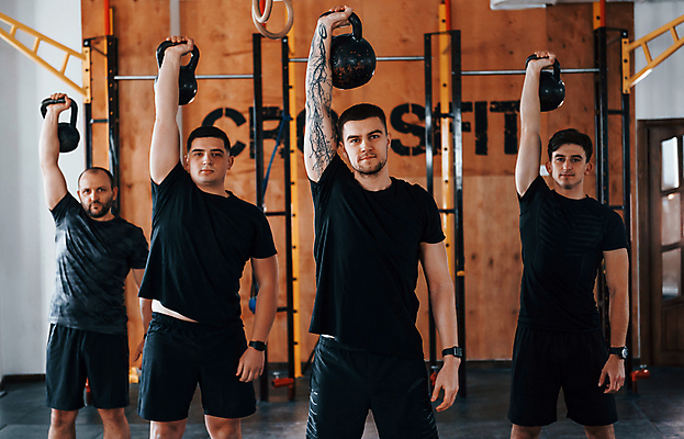 포토 JPG 해외이미지 남자 여러명 상반신 성인 앞모습 운동기구 헬스 힘 헬스장 웨이트트레이닝 근육질 케틀벨 성인남자만 들어올리기 크로스핏 해외202309 해외포토 뷰포인트 다수 모션 근육 사람 운동 몸매 남자만 성인만 파일형식