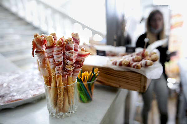 포토 JPG 해외이미지 접시 음식 빵 조각 재료 유리 탁자 치즈 육류 돼지고기 요리 한명 사람 파티 요식업 식사 저녁식사 이탈리아 소고기 추위 신선 소시지 맛 아침식사 카나페 햄 베이컨 모음 점심식사 뷔페 살라미 치유 맛있는 프로슈토 해외202309 해외포토 1 식기 유럽 산업 가구 컨셉 식재료 재질 유제품 서양음식 이벤트 한글 가공식품 파일형식