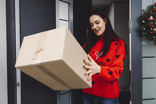 포토 JPG 해외이미지 디자인 리본 종이 컬러 조각 크리스마스 포장 휴가 새로움 선물 한명 이벤트 성인 장식 빨간색 빛 쇼핑 상자 갈색 축제 놀람 재활용 펼침 덮개 흰색 축하 인사 실크 활 흥분 정사각형 매듭 심플 패키지 고립 핸드메이드 성인여자만 해외202309 해외포토 도형 1 기념일 감정 컨셉 모션 표정 사람 뚜껑 직물 예절 친환경 여자만 성인만 파일형식