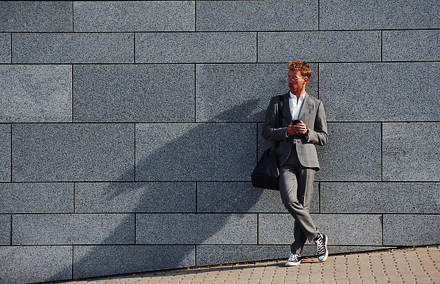 포토 JPG 해외이미지 백인 모델 라이프스타일 웰빙 계절 남자 벽 컬러 비즈니스 날씨 조명 따뜻함 건강 한명 정장 20대 성인 야외 평화 침묵 회색 자유 도시 직장인 우아함 내추럴 성인남자한명만 해외202309 해외포토 서양인 직업 1 옷 컨셉 사람 청년 생활 소리 남자한명만 성인남자만 파일형식