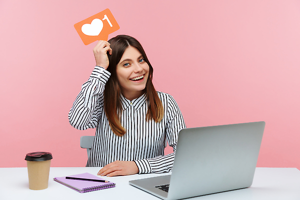 포토 JPG 해외이미지 응시 여자 커피 분홍색 말풍선 한명 들기 상반신 성인 앞모습 노트북 연필 하트 스프링노트 성인여자한명만 해외202309 해외포토 모양 1 시선 음료 뷰포인트 컬러 모션 학용품 사람 전자제품 필기구 공책 여자한명만 성인여자만 파일형식