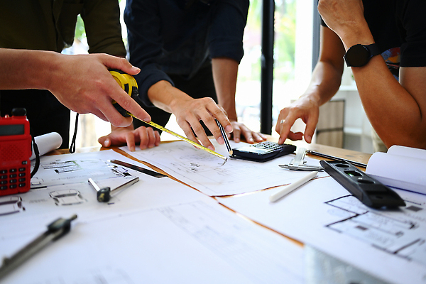 포토 JPG 해외이미지 남자 회의 줄자 상반신 성인 세명 연필 설계도 계산기 가리킴 무전기 컴파스 버니어캘리퍼스 성인남자만 인테리어디자이너 해외202309 해외포토 직업 비즈니스 무선통신 문구용품 학용품 건설업 자 사람 손짓 필기구 장비 캘리퍼스 남자만 성인만 파일형식