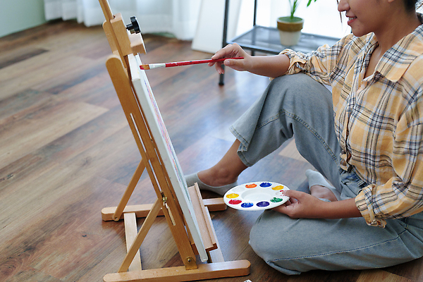 포토 JPG 해외이미지 여자 한명 들기 앉기 동양인 성인 취미 옆모습 물감 미술도구 하반신 붓 그리기 팔레트 이젤 그림 캔버스 화가 성인여자한명만 해외202309 해외포토 직업 1 뷰포인트 모션 사람 인종 오브젝트 여자한명만 성인여자만 파일형식