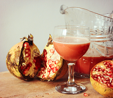 포토 JPG 해외이미지 라이프스타일 음료 음식 조각 다이어트 과일 재료 유리 건강 씨앗 사람없음 목재 빨간색 주스 에너지 신선 조끼 붓기 닫기 달콤 자르기 피부 상쾌 유기농 반쪽 슬라이스 석류 비타민 리빙 다리찢기 내추럴 핸드메이드 디톡스 해외202309 해외포토 나무 식물 웰빙 감정 컬러 모션 재질 생활 신체부위 외투 맛 영양소 파일형식