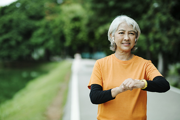 포토 JPG 해외이미지 라이프스타일 웰빙 공원 행복 스포츠 근육 휴식 건강 한명 야외 조깅 운동 스트레칭 힘 끝 유연 연습 확인 체육관 에어로빅 팔 해외202309 해외포토 1 공공시설 감정 컨셉 사람 생활 신체부위 춤 파일형식
