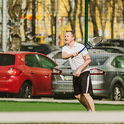 포토 JPG 해외이미지 백인 직업 라이프스타일 남자 스포츠 포즈 신체 공 놀이 서브 건강 한명 서기 사람 경기 성인 취미 야외 초록색 여름 세트 운동 경쟁 테니스 게임 흰색 라켓 오픈 그물 법정 토너먼트 플레이어 해외202309 해외포토 서양인 1 계절 스포츠용품 컬러 컨셉 모션 생활 구기 파일형식