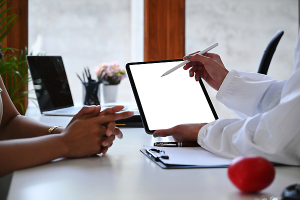 포토 JPG 해외이미지 손 여자 상반신 성인 두명 신체부위 노트북 태블릿 펜 진료 의사 잡기 의사가운 서류판 성인여자만 태블릿펜 카피스페이스 해외포토 의학 모션 사람 전자제품 스마트기기 필기구 사무용품 공백 의료진 가운 여자만 성인만 파일형식