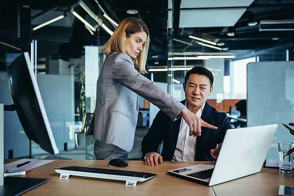 포토 JPG 해외이미지 여자 남자 회사 창문 함께함 정장 상반신 성인 두명 옆모습 노트북 모니터 가리킴 키보드 마우스 비즈니스맨 비즈니스우먼 물컵 책상 동료 성인만 해외202309 해외포토 옷 뷰포인트 가구 컨셉 비즈니스 관계 사람 손짓 컵 전자제품 컴퓨터 컴퓨터용품 직장인 파일형식