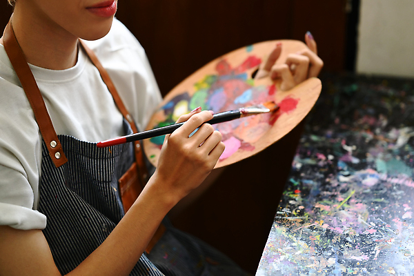 포토 JPG 해외이미지 남자 미술 한명 들기 동양인 상반신 성인 앞치마 물감 붓 그리기 팔레트 그림 성인남자한명만 해외202309 해외포토 1 모션 문화예술 사람 인종 미술도구 남자한명만 성인남자만 파일형식