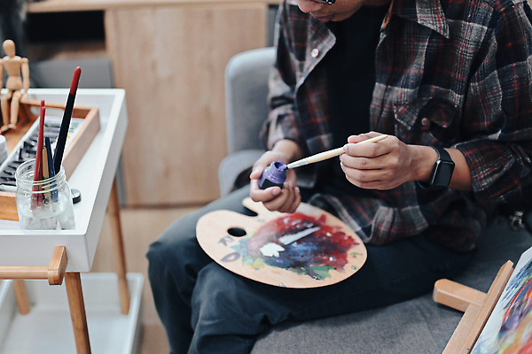 포토 JPG 해외이미지 남자 미술 한명 들기 앉기 상반신 성인 물감 붓 그리기 팔레트 그림 캔버스 성인남자한명만 트롤리 해외202309 해외포토 1 모션 문화예술 사람 수레 미술도구 남자한명만 성인남자만 파일형식