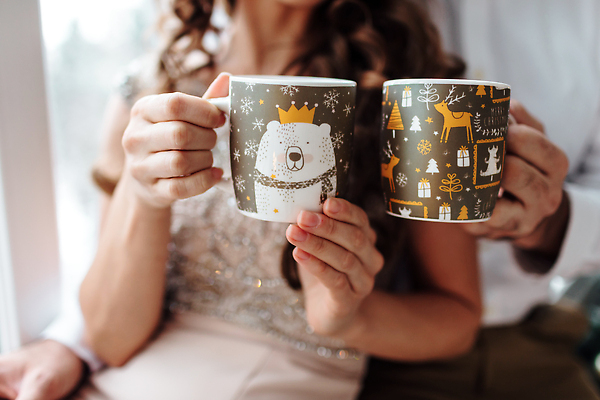 포토 JPG 해외이미지 나무 커플 커피 음료 크리스마스 겨울 가족 관계 새로움 주택 함께함 선물 사랑 사람 사람없음 컵 뷰티 산타클로스 초콜릿 아내 뜨거움 저녁 12월 연도 해외202309 해외포토 식물 식기 계절 기념일 감정 컨셉 디저트 건물 날짜 야간 파일형식